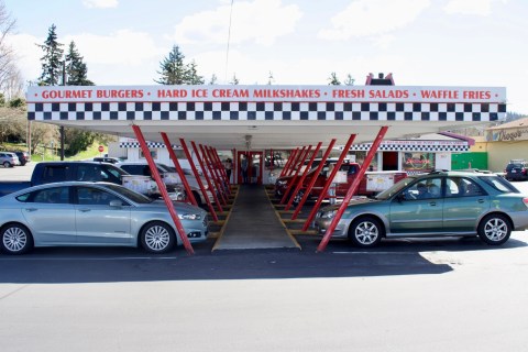 You Can Still Order Burgers By The Sack At This Old School Eatery In Washington