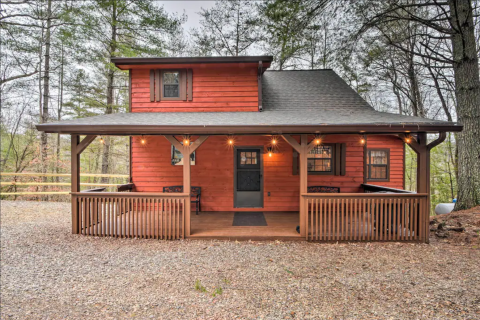 This Charming Mountain Cabin In Georgia Is The Perfect Place For A Relaxing Getaway