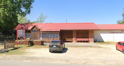 You Can Still Enjoy A Seafood Buffet At This Old School Eatery In Georgia