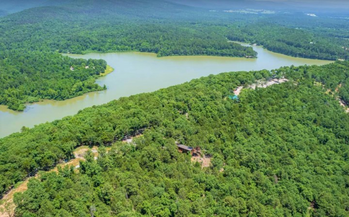 small town in Arkansas with unique vacation rentals