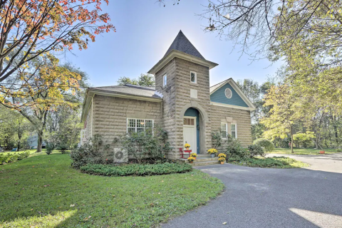 Stay Overnight At This Spectacularly Unconventional Renovated Schoolhouse In West Virginia