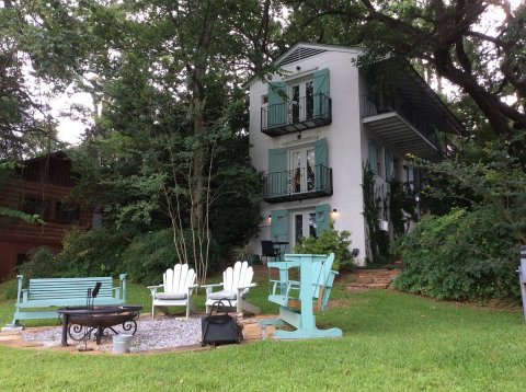 There's A Bed & Breakfast Hidden On The Water In Louisiana That Feels Like Heaven