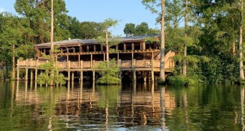 There's A Place In Louisiana Called Waterfront Grill And It's Exactly What It Sounds Like