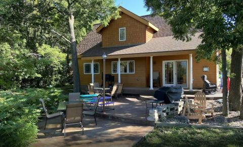 Stay Overnight In This Breathtaking Home Just Steps From The Lake In North Dakota