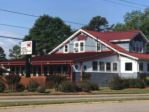 Enjoy The Freshest Chesapeake Bay Crab At At This One-Of-A-Kind Seafood Restaurant In Virginia