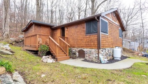 There's A Breathtaking Cabin Tucked Away Near This New Jersey Lake