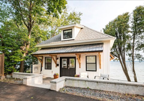 This Charming Carriage House In Minnesota Is The Perfect Place For A Relaxing Getaway