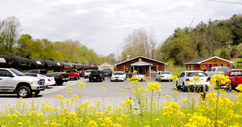 You Can Still Dine At A Whistle Stop At This Old School Eatery In Tennessee