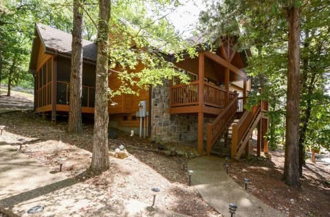 This Cabin At A Golf Resort In Missouri Is The Coolest Place To Spend The Night