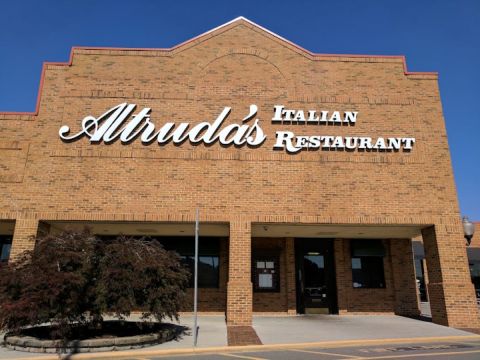 You'd Never Guess Some Of The Best Italian Food In Tennessee Is Hiding In This Brick Building