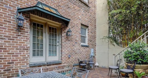 This Carriage House In Downtown Savannah, Georgia Is The Coolest Place To Spend The Night