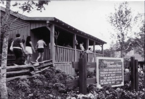 One Of The Biggest Names In Country Music Grew Up In One Of The Smallest Towns In Tennessee