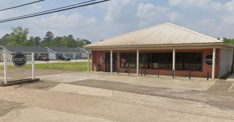 The Fried Chicken At This Louisiana Restaurant Is So Good That It Sells Out Every Day