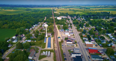 small town in Illinois perfect for a summer day trip