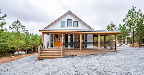 Soak In A Hot Tub Surrounded By Natural Beauty At This Epic Cabin In Oklahoma