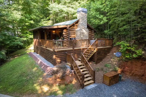 There's A Breathtaking Log Cabin Tucked Away Near Georgia's Blue Ridge Mountains