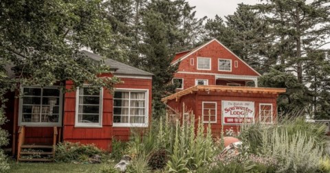 Spend The Night In A Vintage Trailer At This Quirky Travel Lodge In Seaview, Washington