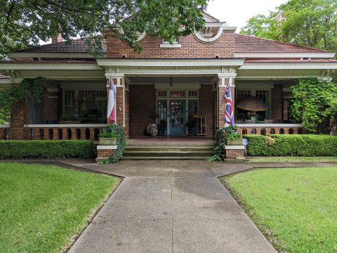 An Overnight Stay At This British-Themed Bed & Breakfast In Texas Will Transport You Across The Pond