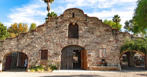 The 1930s Mansion In Southern California That Was Turned Into A Wine Tasting Room, Malibu Wines And Beer Garden, Is Beautiful