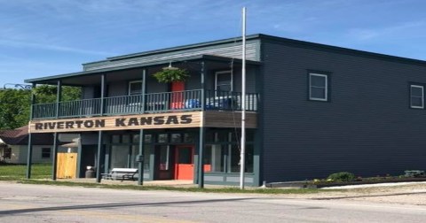 There's A Bed & Breakfast Hidden At An Old Post Office In Kansas That Feels Like Heaven