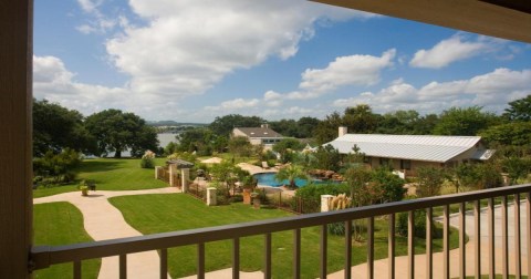 There's A Bed & Breakfast Hidden By A Lake In Texas That Feels Like Heaven