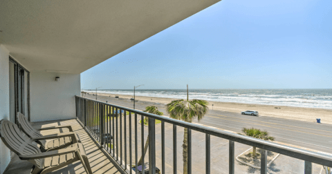 Sleep Along The Coast At This Wondrous Condo In Texas