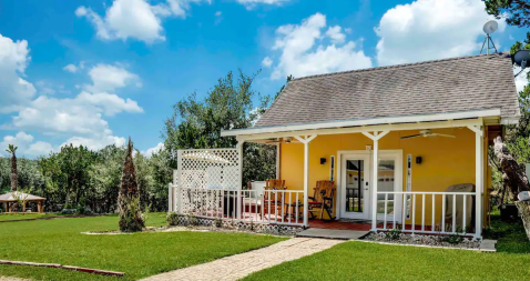 You'll Never Forget Your Stay At This Charming Cabin In Texas With Its Very Own Steam Room