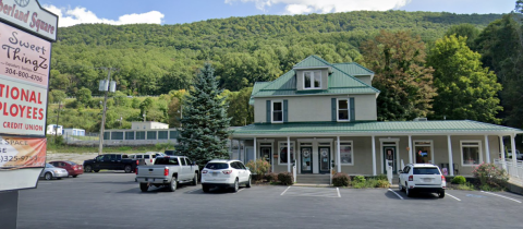 There's A Delightfully Delicious Cupcake Shop That Serves Up Year Round Sweet Treats In Bluefield, West Virginia