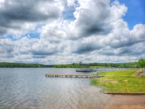 The Small Town Lake In Missouri That's An Idyllic Summer Day Trip