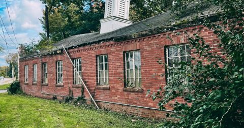 Everyone In Illinois Should See What’s Inside The Gates Of This Abandoned Flight School