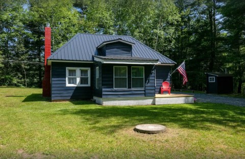 Enjoy Some Much Needed Peace And Quiet At This Charming Pennsylvania Cabin