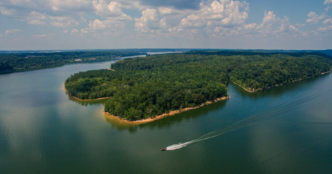 The Small Town Lake In Kentucky That's An Idyllic Summer Day Trip