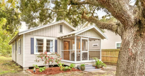 Stay Overnight At This Spectacularly Unconventional Cottage In Mississippi