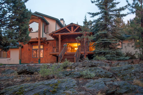 Enjoy A Getaway With Your Large Group At This Epic Cabin In Oregon