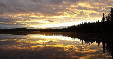 The Small Town Lake In Alaska That's An Idyllic Summer Day Trip