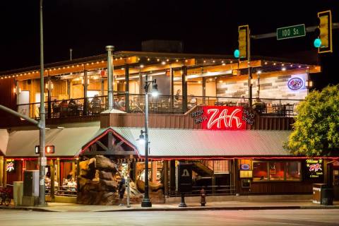 On Your Way To Natural Arches, Enjoy A Meal At This Hidden Gem Pizza Joint In Utah