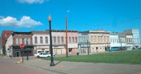 Exploring The Abandoned Town Of Cairo, Illinois Is The Closest Thing You'll Get To Time Travel