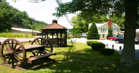 A Unique And Pristine Retro Hotel Is In West Virginia And It's A Bucket List Must