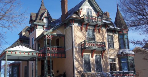 There Is A Tiny European Village Hiding In The Middle Of The City In Iowa