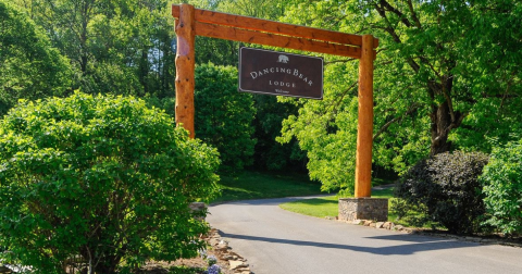 One Of Tennessee's Most Beautiful Hotels Is Hiding Just Outside A National Park