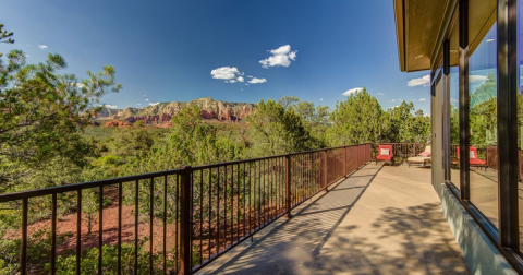 Get Away From It All At This Dog-Friendly Vacation Home With Its Own Sunroom In Arizona