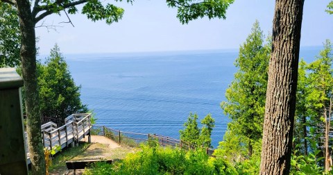 The Marvelous 1-Mile Trail In Wisconsin Leads Adventurers To A Little-Known Overlook