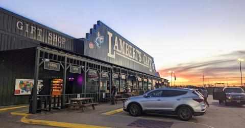 The Quirkiest Restaurant In Missouri That's Impossible Not To Love