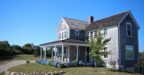 An Island-Themed Getaway, This Cottage In Rhode Island Has A Private Pond