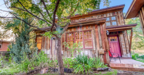 There's A Breathtaking Cabin Tucked Away Near Utah's Arches National Park