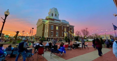 The Charming Small Town in Kentucky That's Perfect For A Fall Day Trip