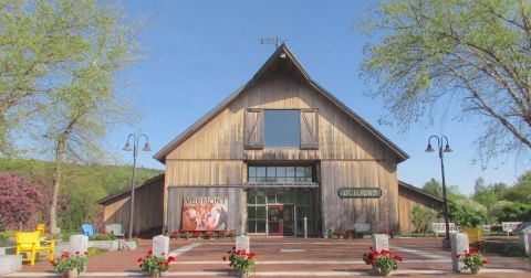 The Coolest Visitor Center In Vermont Has A Lovely Rest Area With Scenic Views