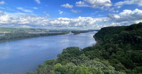 The 5.7-Mile Hanging Rock Trail Might Just Be The Most Enchanting Hike In Iowa