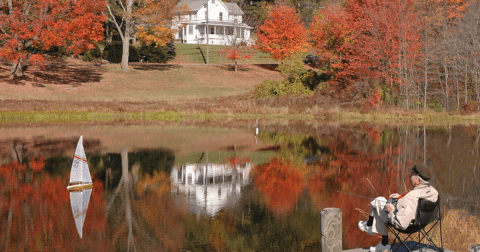 The Charming Small Town In Connecticut That's Perfect For A Fall Day Trip