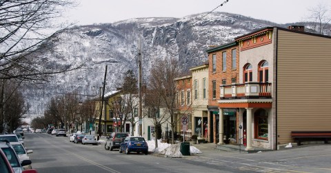 The Charming Small Town in New York That's Perfect For A Fall Day Trip